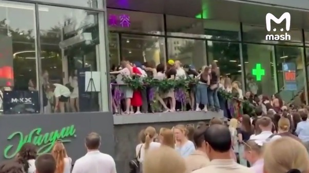 Mash: Давка из-за бесплатной косметики произошла на Новом Арбате в Москве