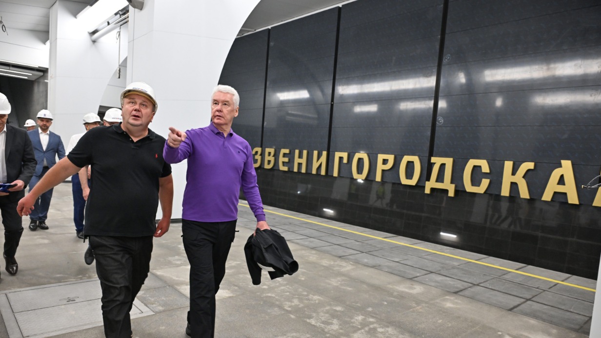 Мэр Москвы Сергей Собянин и президент компании-подрядчика Дмитрий Евсеев осмотрели строящуюся станцию метрополитена «Звенигородская»