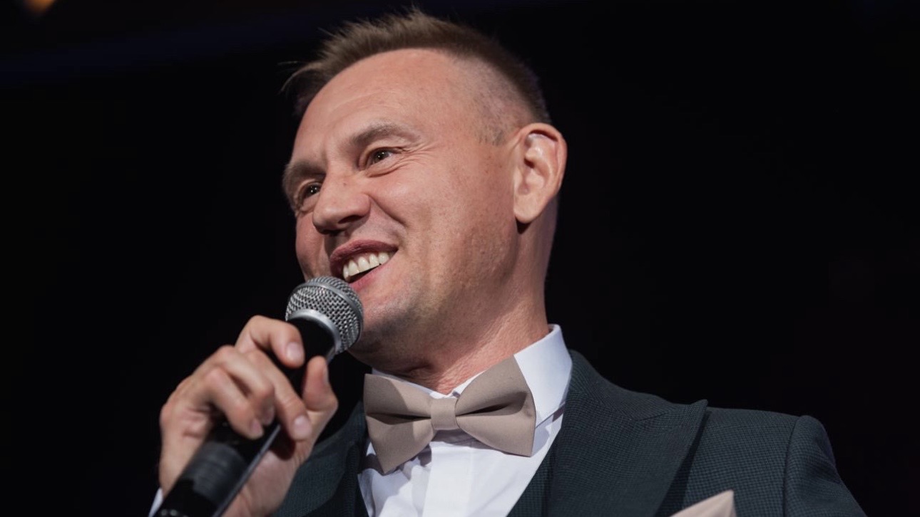 Звезда «Дома-2» Степан Меньщиков поет в метро