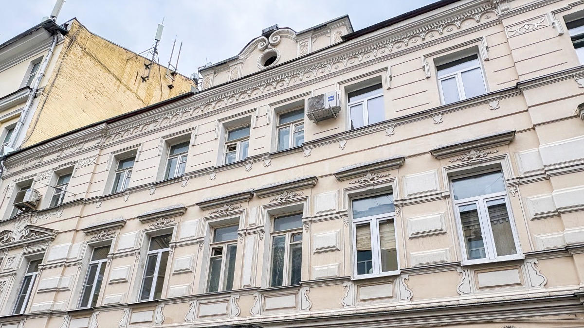 В Казарменном переулке проходят работы по капитальному ремонту исторического дома, возведенного в неоклассическом стиле