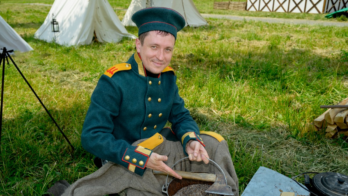 Виктор Лелич в форме унтер-офицера 1-го егерского полка времен войны 1812 года показывает, что русские могут сварить кашу даже из топора