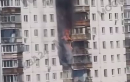 Несколько балконов загорелись в многоквартирном доме в столичном районе Солнцево