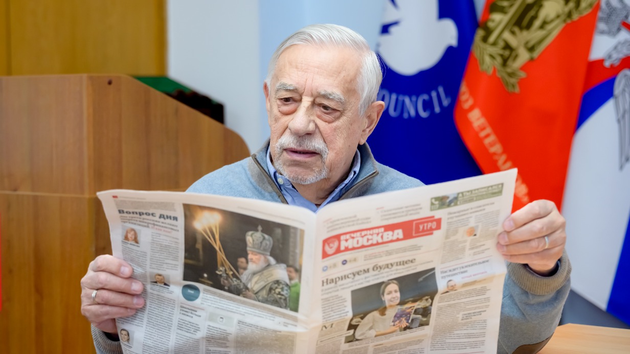 Заслуженный деятель искусств РФ, режиссер Владимир Грамматиков читает выпуск «Вечерней Москвы»