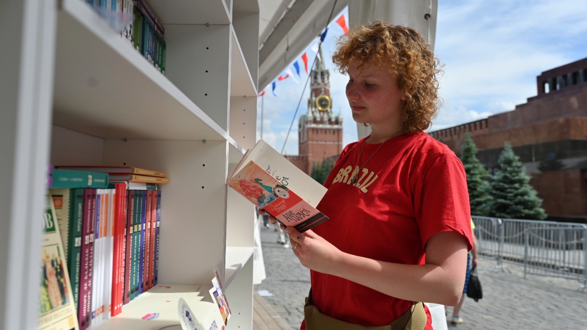 Посетительница фестиваля «Красная площадь» Валерия Калугина выбирает книгу