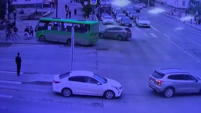 ГАИ показала кадры с наездом автобуса на пешеходов в Екатеринбурге