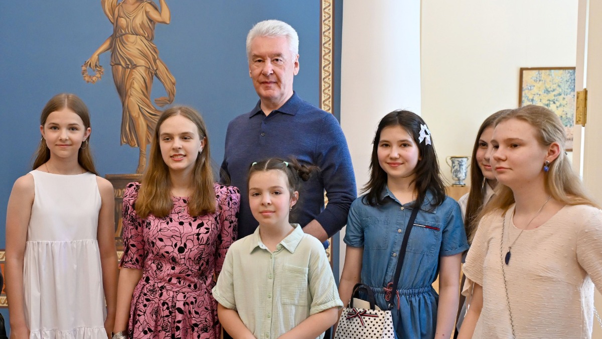 Мэр Москвы Сергей Собянин с воспитанниками детских школ искусств осмотрел отреставрированную усадьбу Покровское-Стрешнево. Восстановление исторического ансамбля заняло у специалистов четыре года