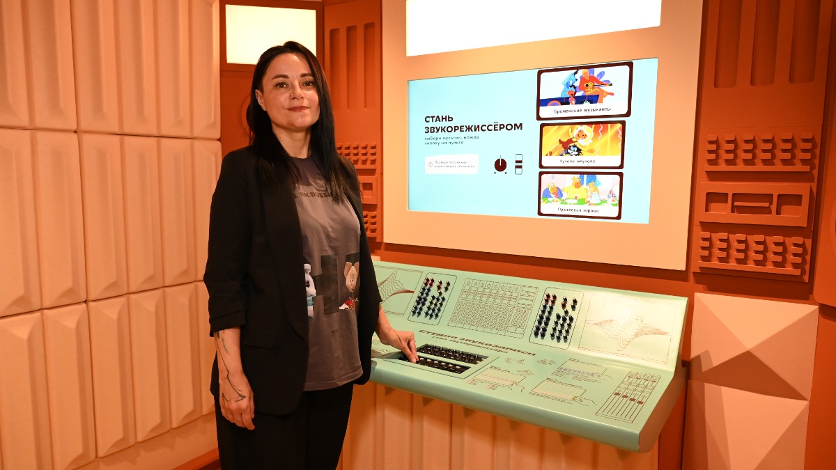 Руководитель пресс-службы Союзмультфильма Марина Малыгина показывает интерактивный стенд звукорежиссера мультфильмов в Музее современной истории Союзмультфильма