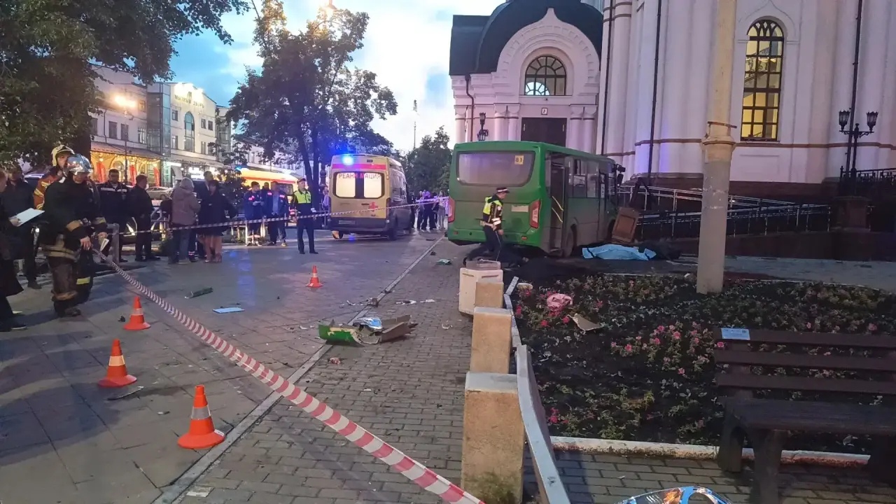 Авария с автобусом у храма Большой Златоуст в Екатеринбурге: сколько жертв, причина ДТП, что известно о водителе