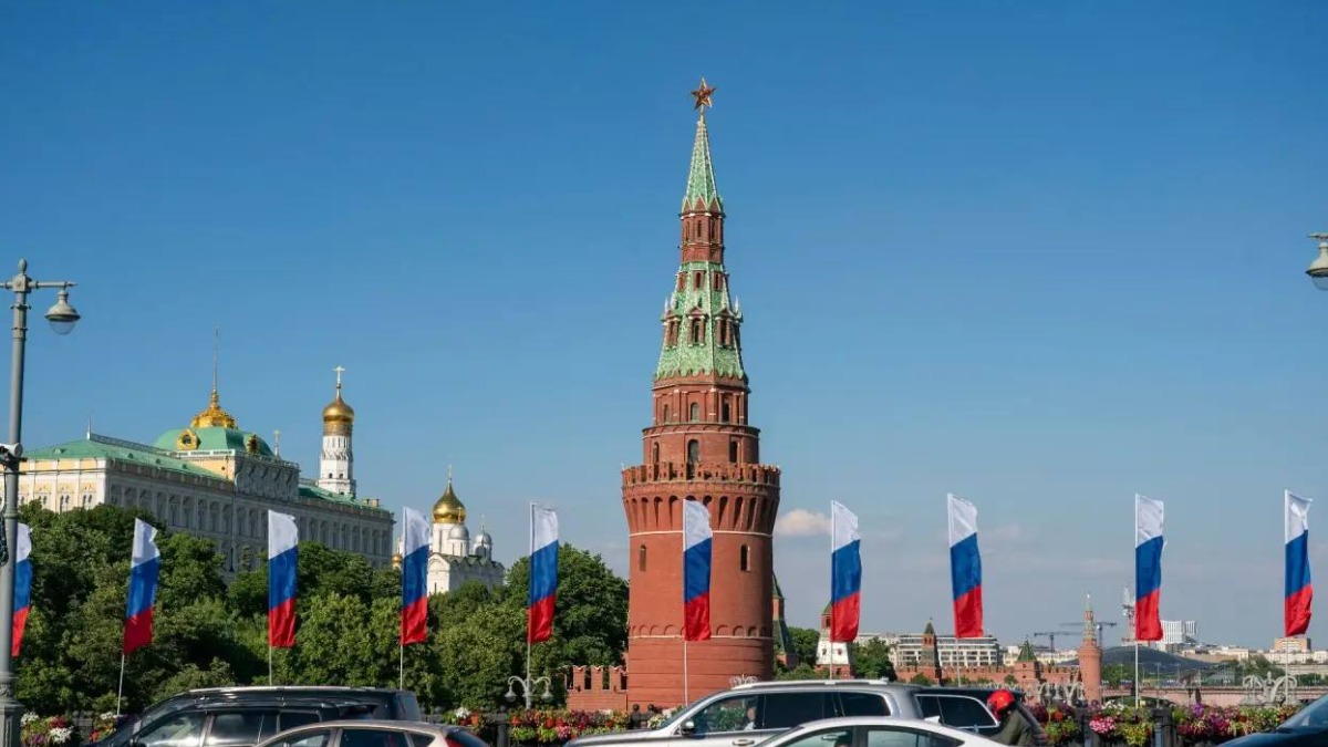 Около 750 флагов и декоративных элементов установили в Москве в честь Дня России 