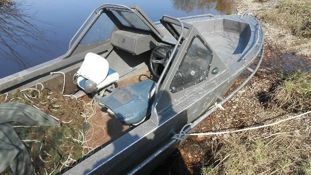 Рыбак посадил краснокнижного осетра на привязь у своего дома в Хабаровском крае