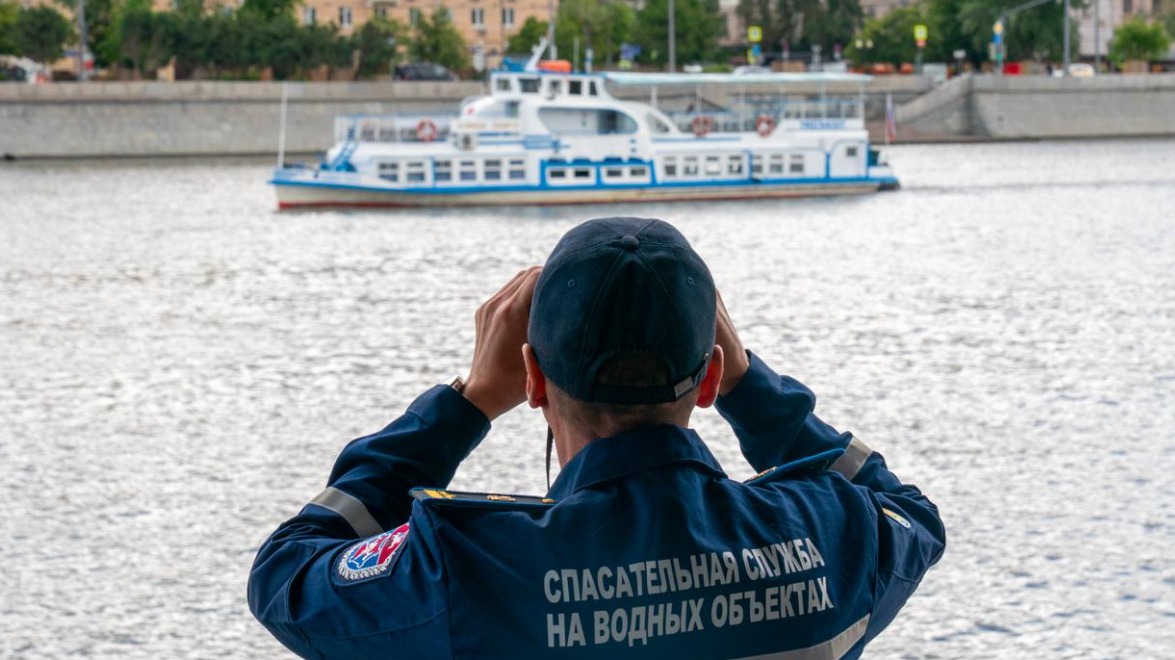 Около 120 спасателей патрулируют столичные реки и водоемы из-за жаркой погоды