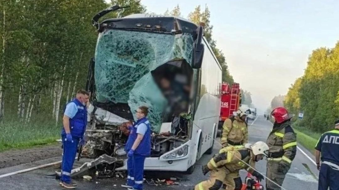 Один человек погиб, еще 11 пострадали в ДТП с автобусом и грузовиком под Тюменью
