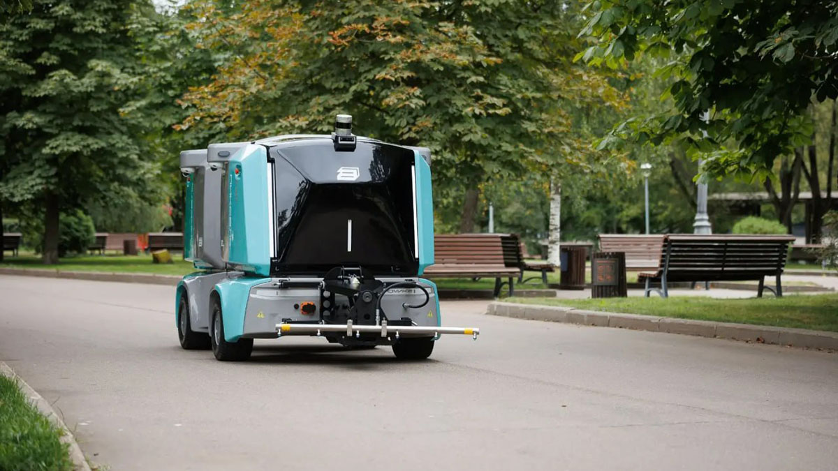Российские роботы-пухососы вышли на улицы Москвы