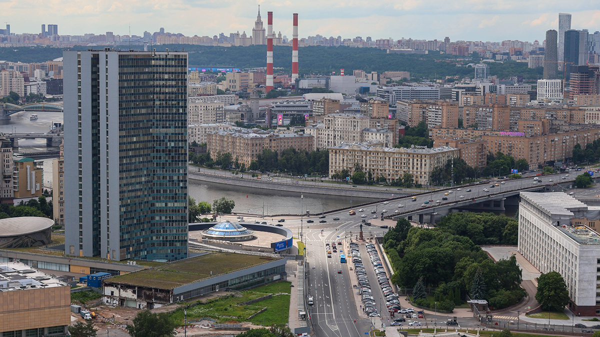 Метеоролог: Ветер и осадки в Москве естественно защитили воздух от загрязнения