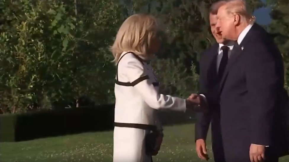 Трамп устроил фирменное рукопожатие жене Макрона
