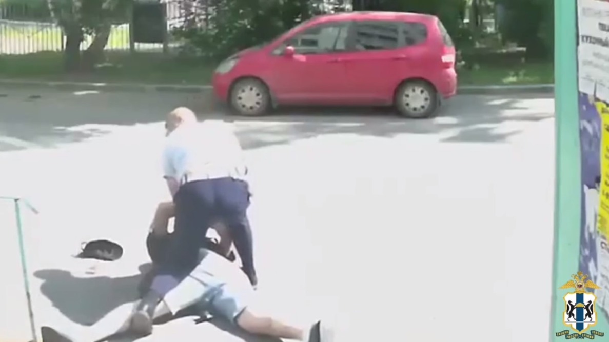 Полицейский обезвредил мужчину, напавшего на знакомую с ножом в Новосибирске