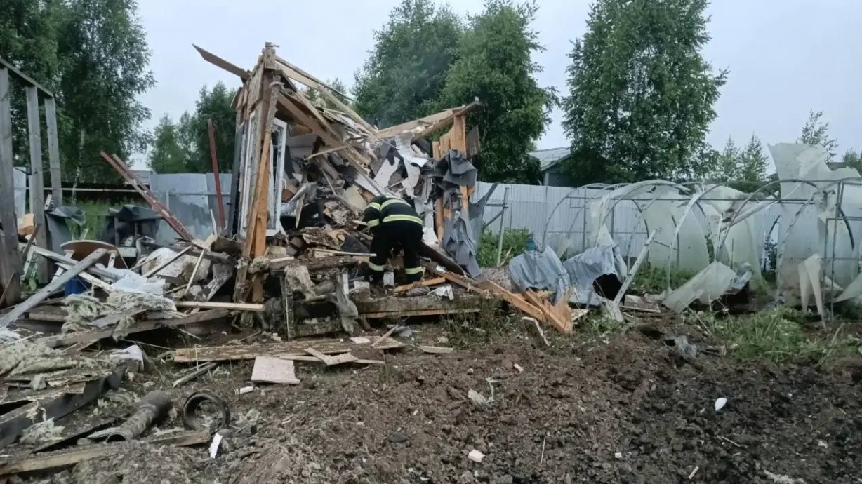 Одна женщина ранена, повреждены жилые дома и ТЦ при атаке БПЛА в Подмосковье