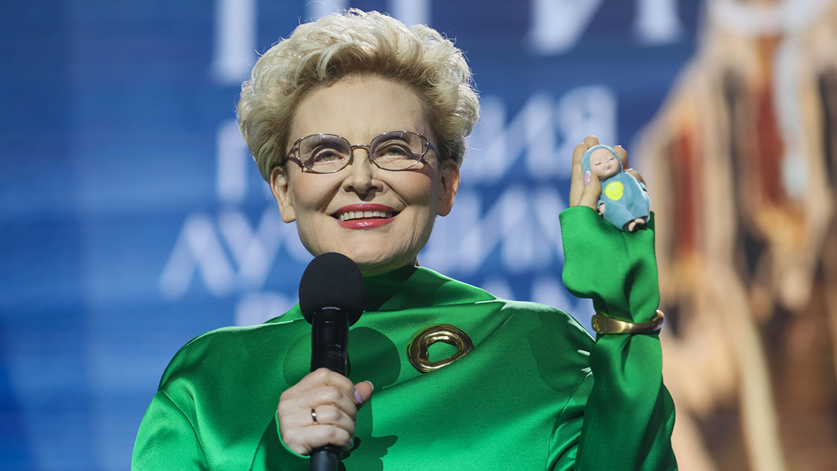 Телеведущая Елена Малышева показала сразу всех своих внуков