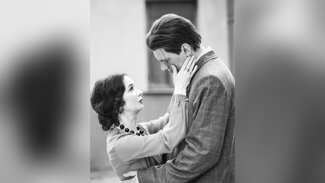 Кадр из сериала «Лиля»: Мария Смольникова в образе Лили Брик и Андрей Максимов в роли Владимира Маяковского