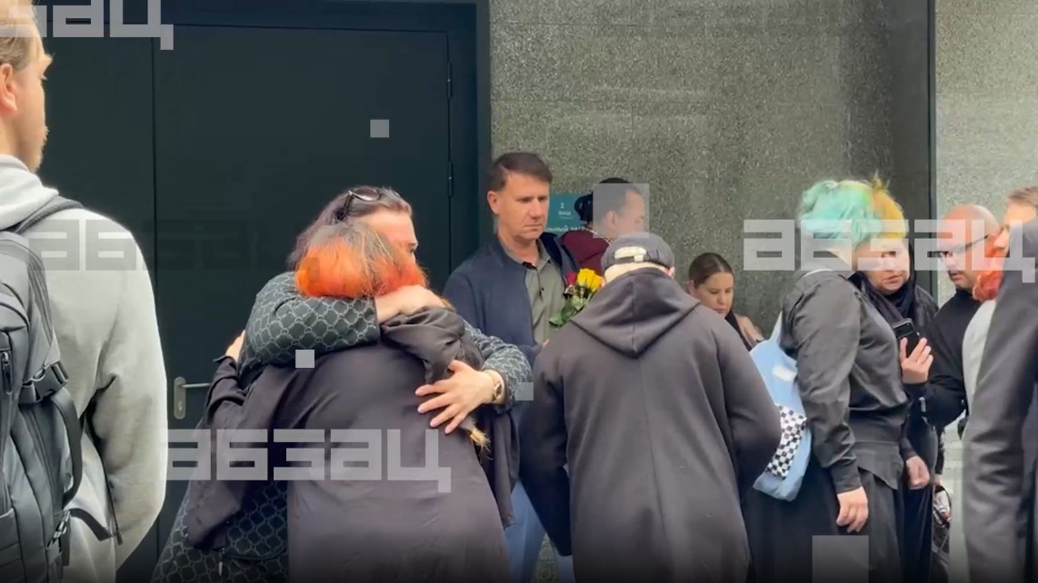 Единственная дочь умершей Татьяны Плетневой расплакалась на прощании с матерью