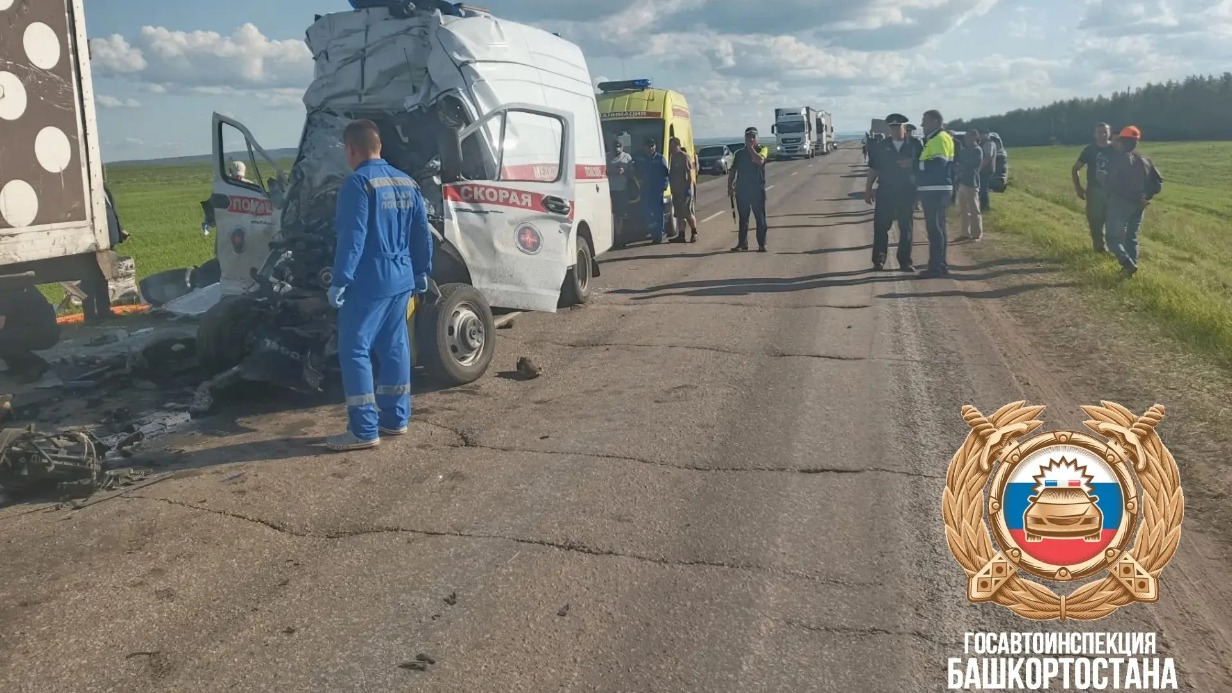 Машина скорой помощи попала под фуру в Башкирии, погибли два врача и пассажирка