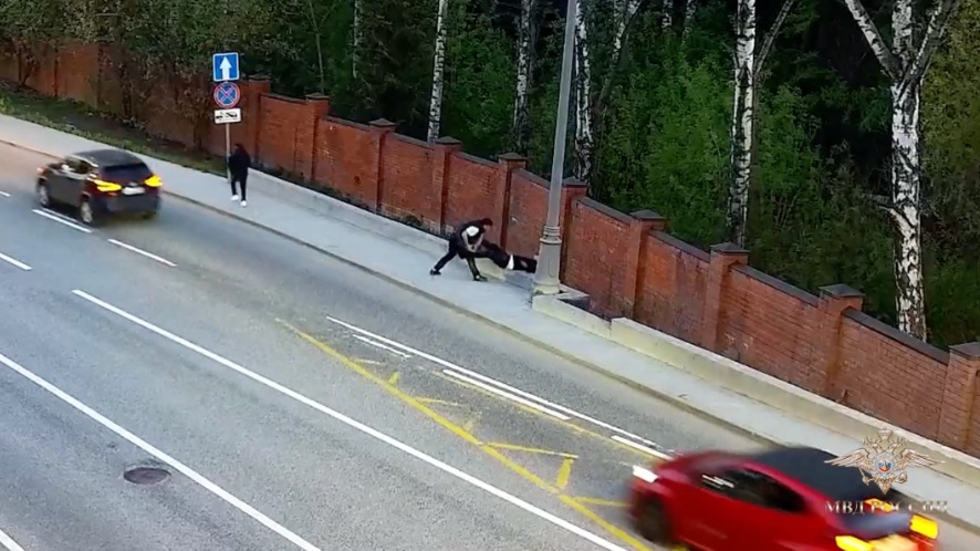 Грабители в Москве поссорились во время кражи 100 тысяч долларов