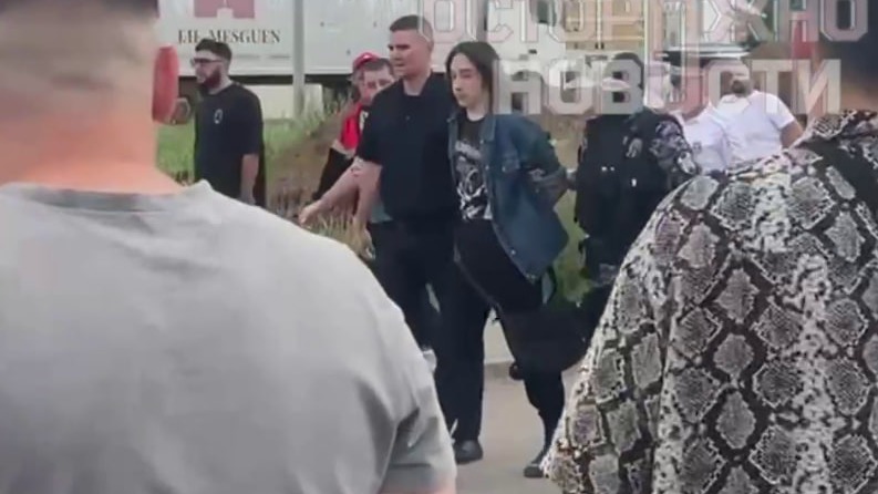 Опубликованы кадры задержания мужчины, напавшего с ножом на людей в ТЦ в Краснодаре