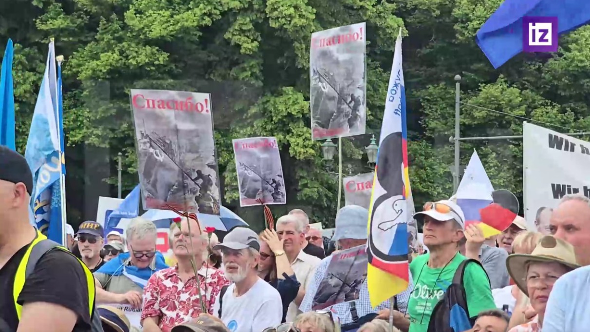 «Вон из НАТО»: участники антивоенной акции в Берлине призвали к миру с Россией