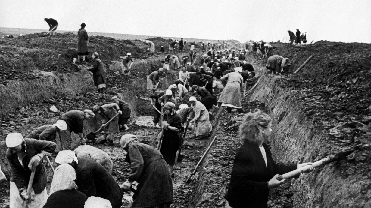 8 июля 1941 года. Комсомольцы на строительстве оборонительных сооружений под Москвой. Так и выглядел этот бесконечный противотанковый ров...