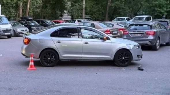 Иномарка Skoda сбила подростка на самокате на улице Федора Полетаева в Москве