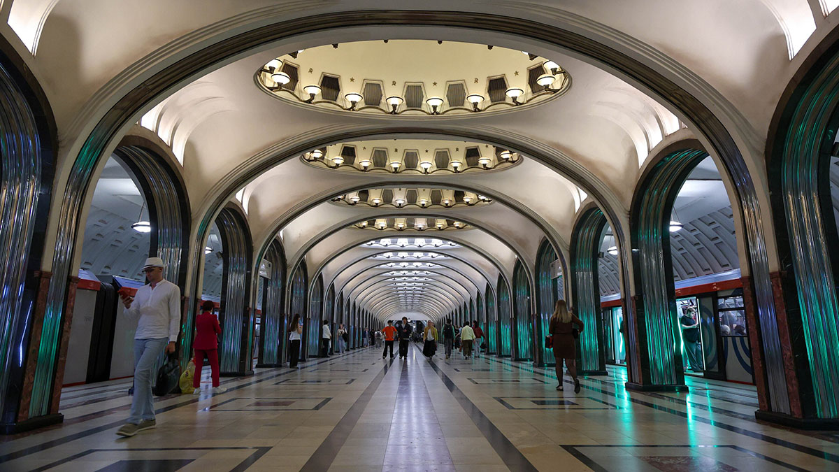 Первые летние свадьбы прошли на станции метро «Маяковская» в Москве