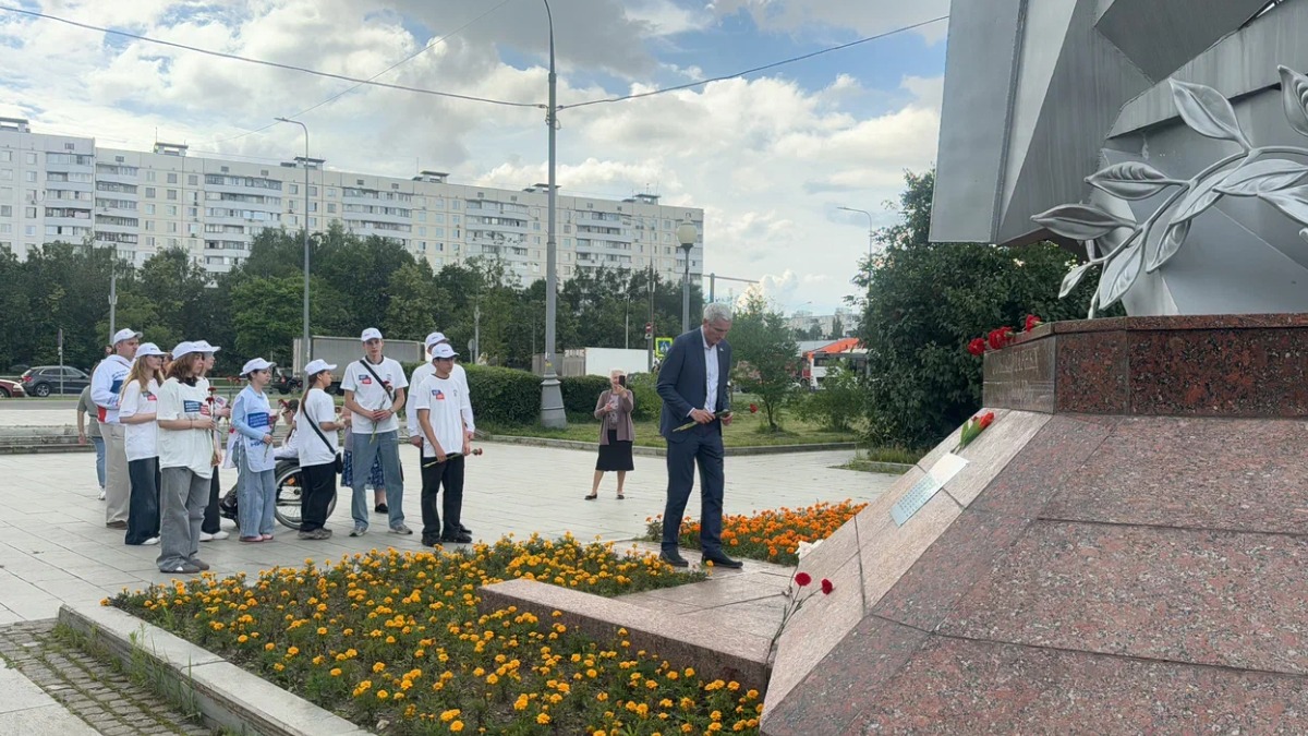 Депутат Госдумы Евгений Нифантьев принял участие в акции ко Дню памяти и скорби на юге Москвы