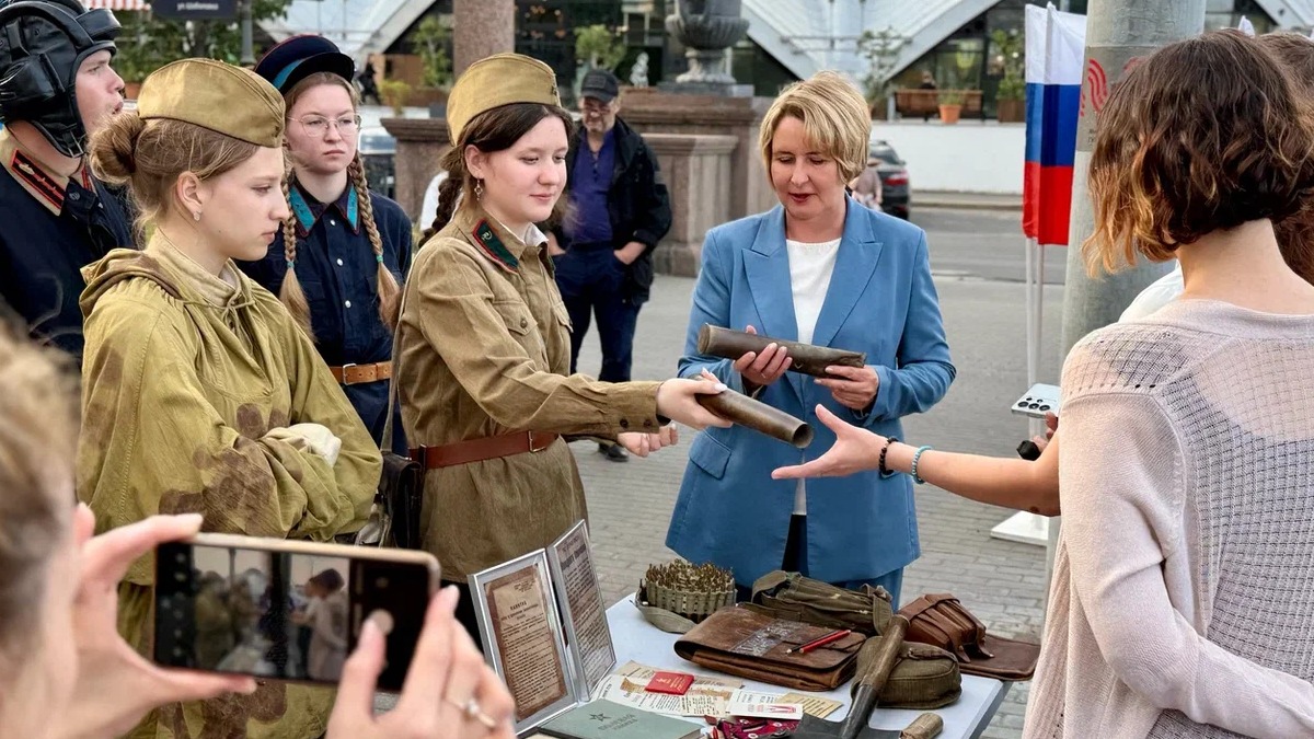 Школьники провели патриотическую акцию у станции метро «Тульская»