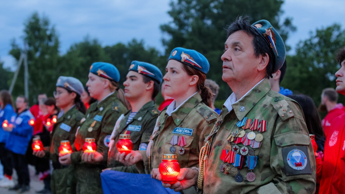22 июня. Руководитель поискового отряда «Дозор» Владимир Ступаков, волонтер Оксана Голдур и студенты колледжа Иван Каютин, Екатерина Кузнецова и Ангелина Тюлюш (справа налево) на памятной акции под Ржевом