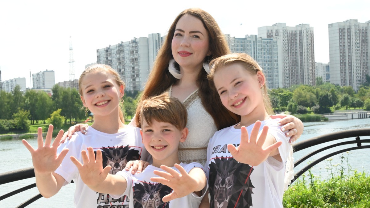 25 июля 2025 года. Совместный досуг помогает родителям установить доверительный контакт с детьми. На фото слева направо: Глория Шилова, 12 лет (дочь), Анна Рубцова (мама), Вениамин Шилов, 8 лет (сын) и Аделина Шилова, 10 лет (дочь) на тренировках для многодетных семей в Парке 850-летия Москвы в Марьино.