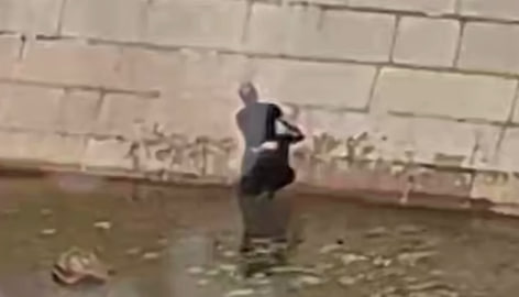 Актер Герман Юкавский спрыгнул с моста на Болотной набережной в Москве: появилось видео