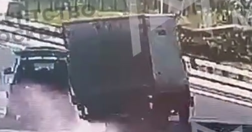 Фургон врезался в Mercedes на 39-м километре МКАД - видео