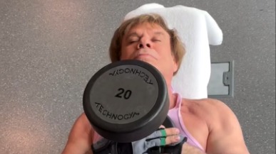 Юморист Ефим Шифрин в откровенной майке похвастался фигурой в спортзале