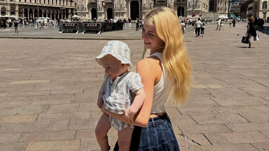 С сыном на руках: Александра Трусова отметила 22-летие в Милане