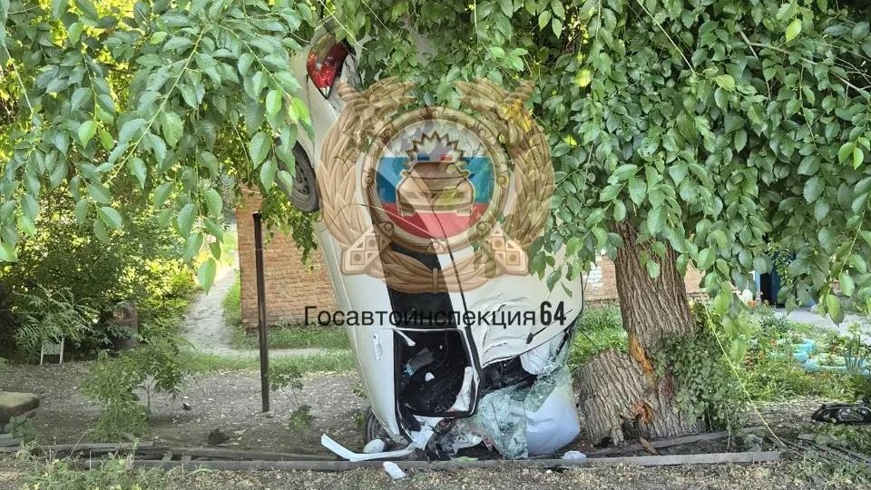 Автомобиль влетел в дерево в Саратове, два человека погибли