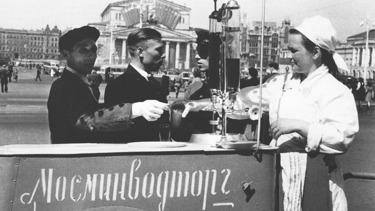 Продажа газирован- ной воды у Большого театра, фото 1947 года