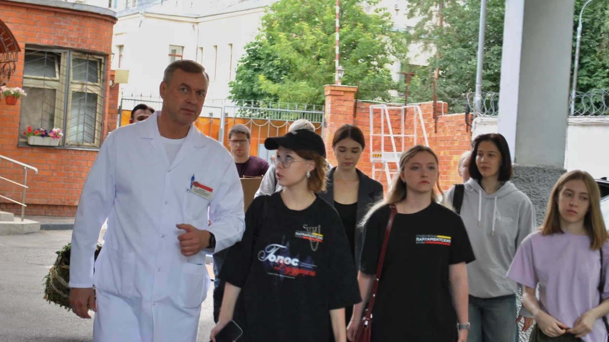 Военный врач Дмитрий Назаров провел экскурсию для студентов парламентских клубов в госпитале им. Н. Н. Бурденко