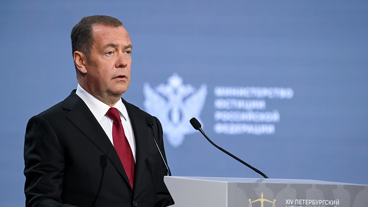 Медведев предложил включить Лаврова и Собянина в пятерку ЕР на выборах