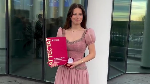 Дочь телеведущей Юлии Барановской окончила школу с золотой медалью