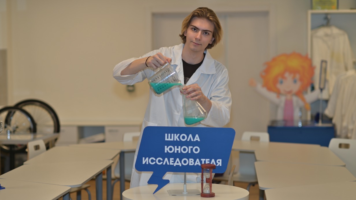 Педагог дополнительного образования Центра научно-технического образования Александр Баля показывает опыты в Московском дворце пионеров