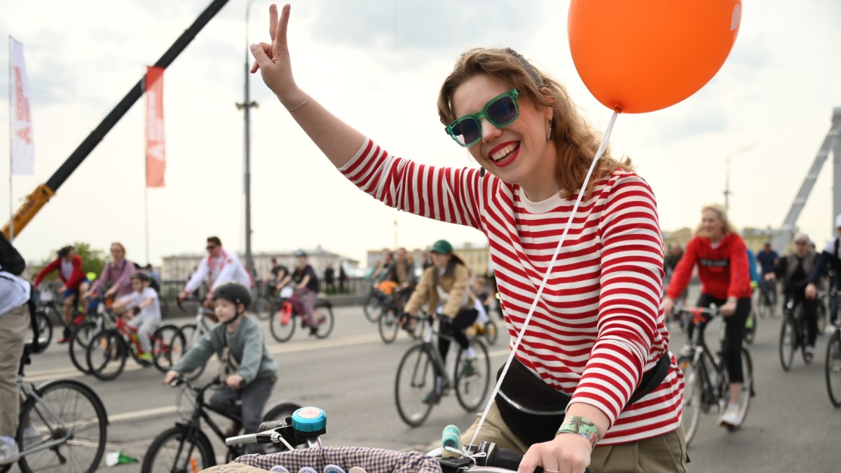 17 марта 2025. Участница весеннего велофестиваля москвичка Екатерина Родечкина по-настоящему богата: у нее есть время и силы начинать день с того, что приносит удовольствие. А это сегодня обходится дороже любых брендовых аксессуаров.