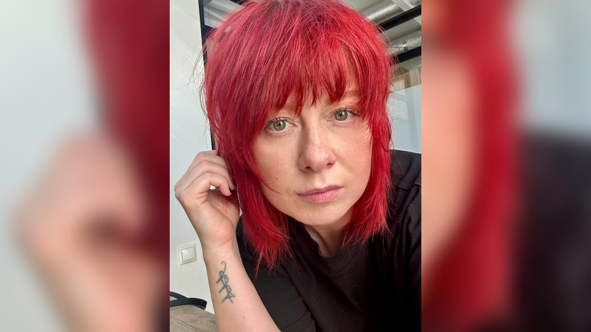 «Хотела в зеленый»: Савичева показала новый образ с ярко-красными волосами