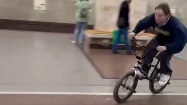 Молодой человек перепрыгнул на велосипеде через пути в столичном метро