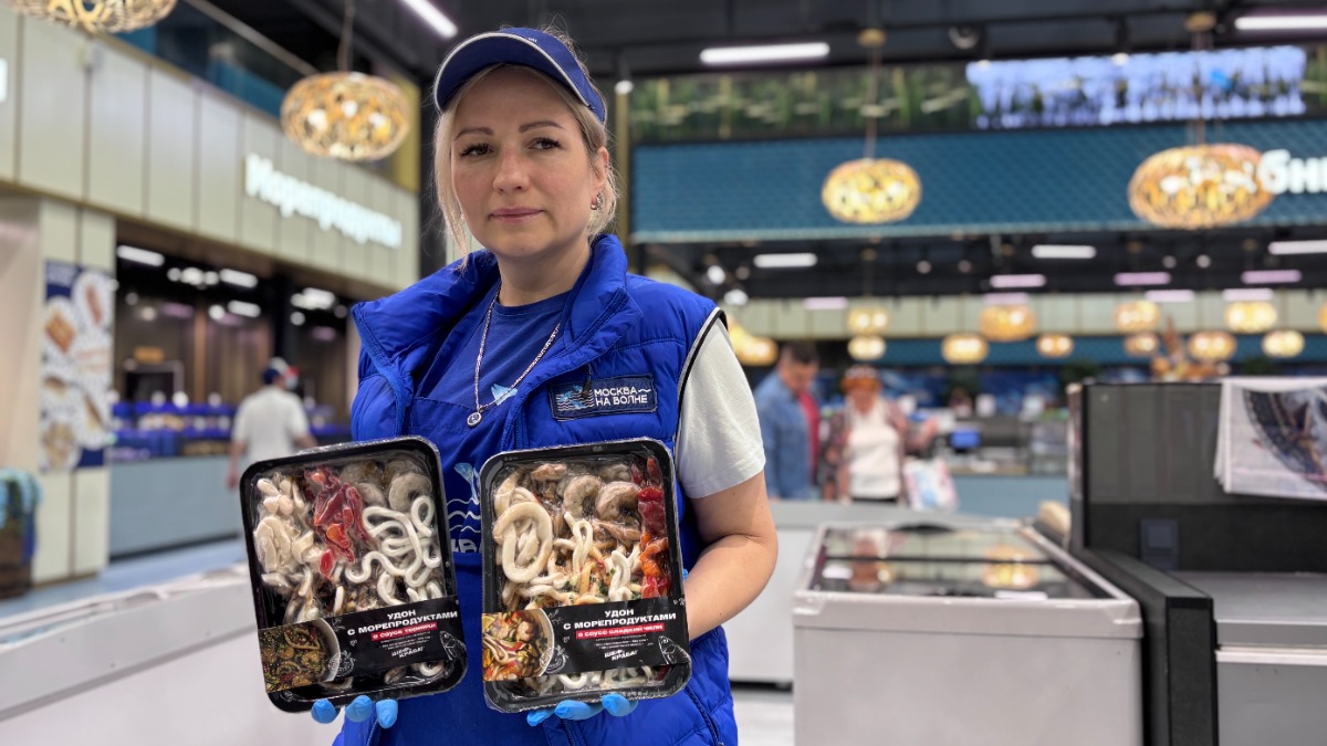 17 июня, продавец Ольга Пастернак предлагает продукцию на рыбном рынке.