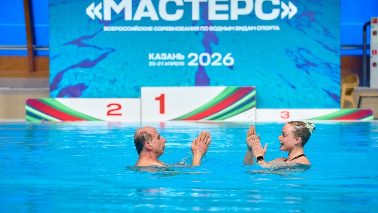 Павел Максимов и Дарья Бокова во время парного выступления на Любительском чемпионате России «Мастерс» по водным видам спорта в Казани